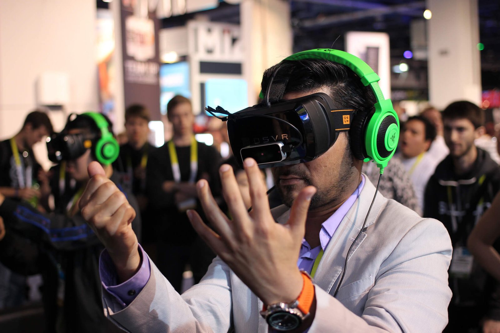 Participantes de um evento corporativo utilizando óculos de realidade virtual para uma experiência imersiva sanches