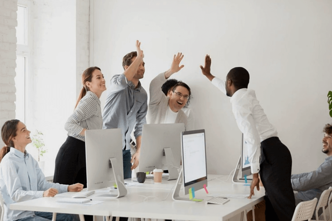 Equipe de marketing reunida em uma sala de reunião, planejando um calendário de eventos corporativos