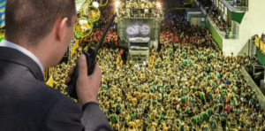 Equipe de segurança monitorando um evento corporativo por meio de câmeras e sistemas de segurança