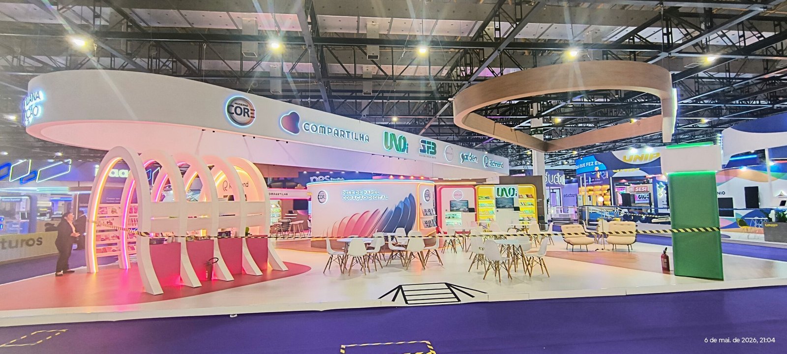 Detalhe de montagem de stand de alto padrão por empresas que realizam eventos