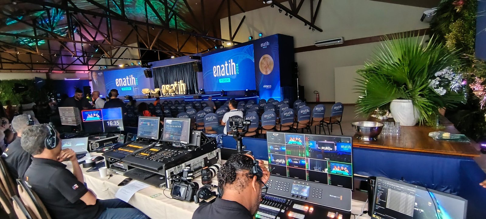 Neto Sanches especialista em empresas de eventos em salvador inspecionando infraestrutura técnica de stand corporativo