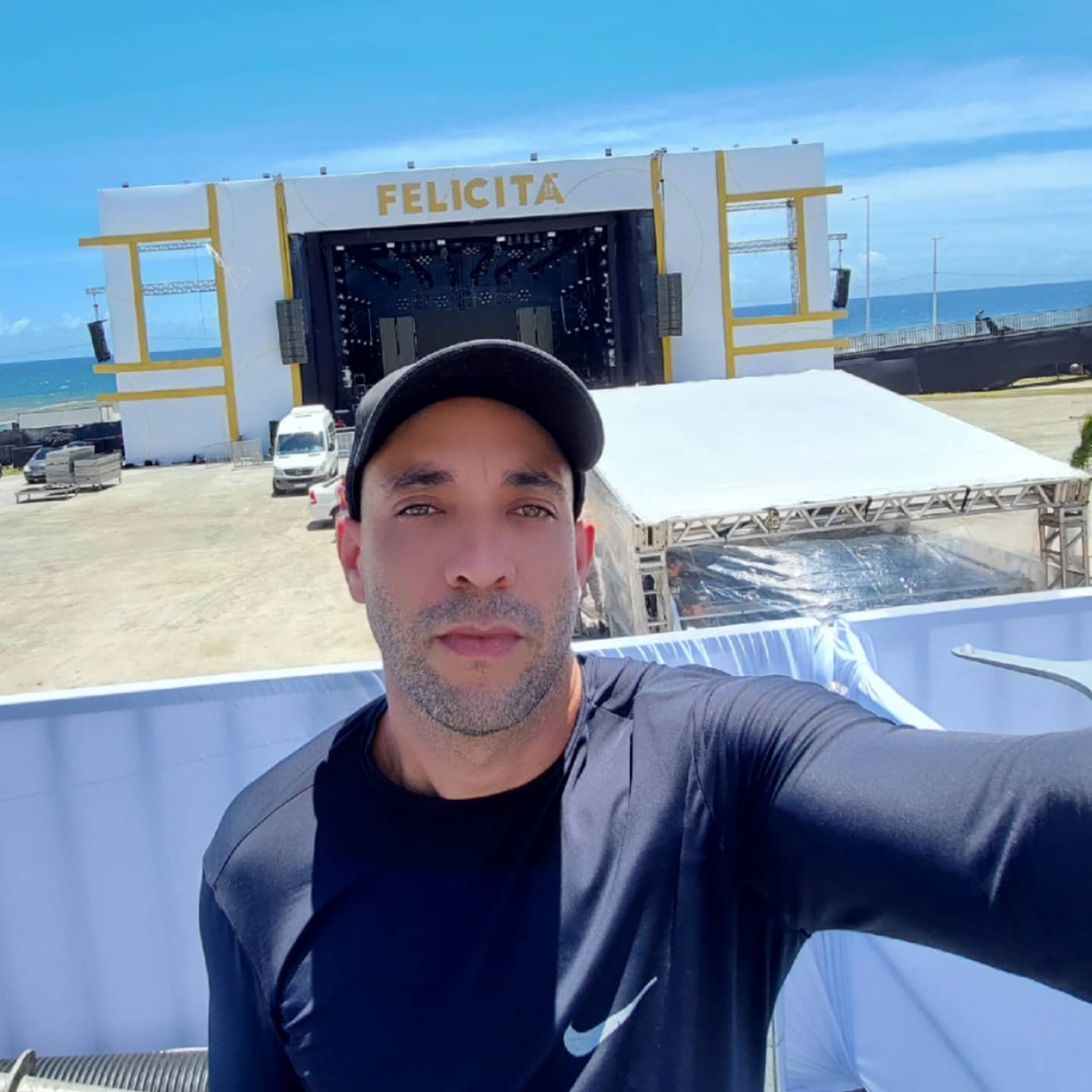 Neto Sanches especialista em empresas que realizam eventos na Bahia coordenando montagem técnica