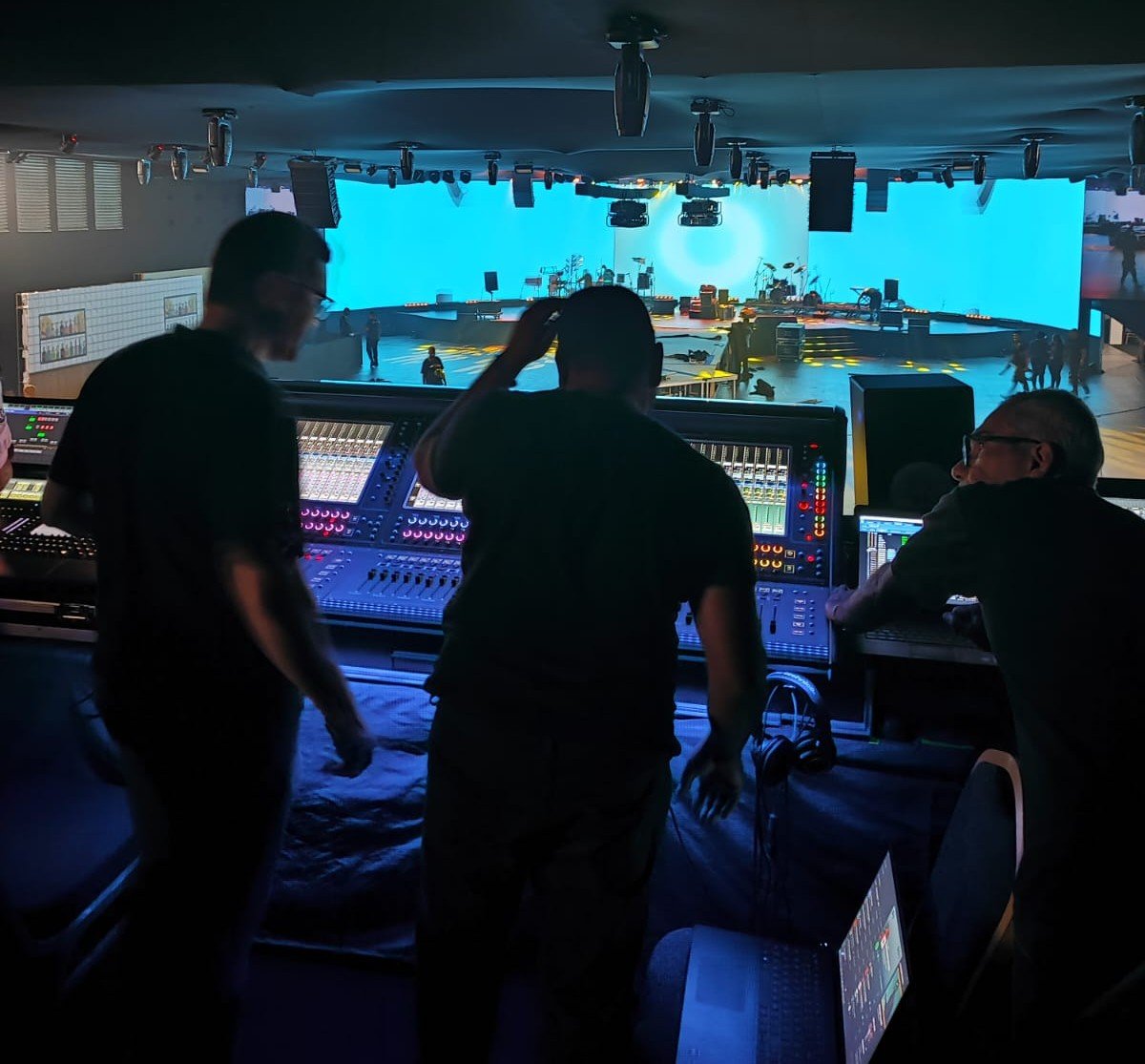 Empresa de produção de eventos em Salvador coordenando montagem de plenária corporativa de alto padrão Empresa de produção de eventos em Salvador coordenando montagem de plenária corporativa de alto padrão