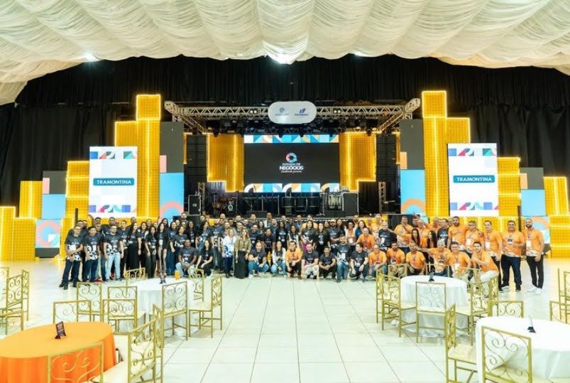 Produtor local de eventos corporativos na Bahia gerenciando infraestrutura técnica de som e iluminação Produtor local de eventos corporativos na Bahia gerenciando infraestrutura técnica de som e iluminação