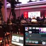 Produtor executivo local coordenando infraestrutura de segurança e compliance técnico de evento corporativo na Bahia