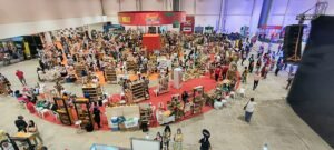 Stands de alta complexidade e cenografia para eventos corporativos premium executados pela Sanches Produções