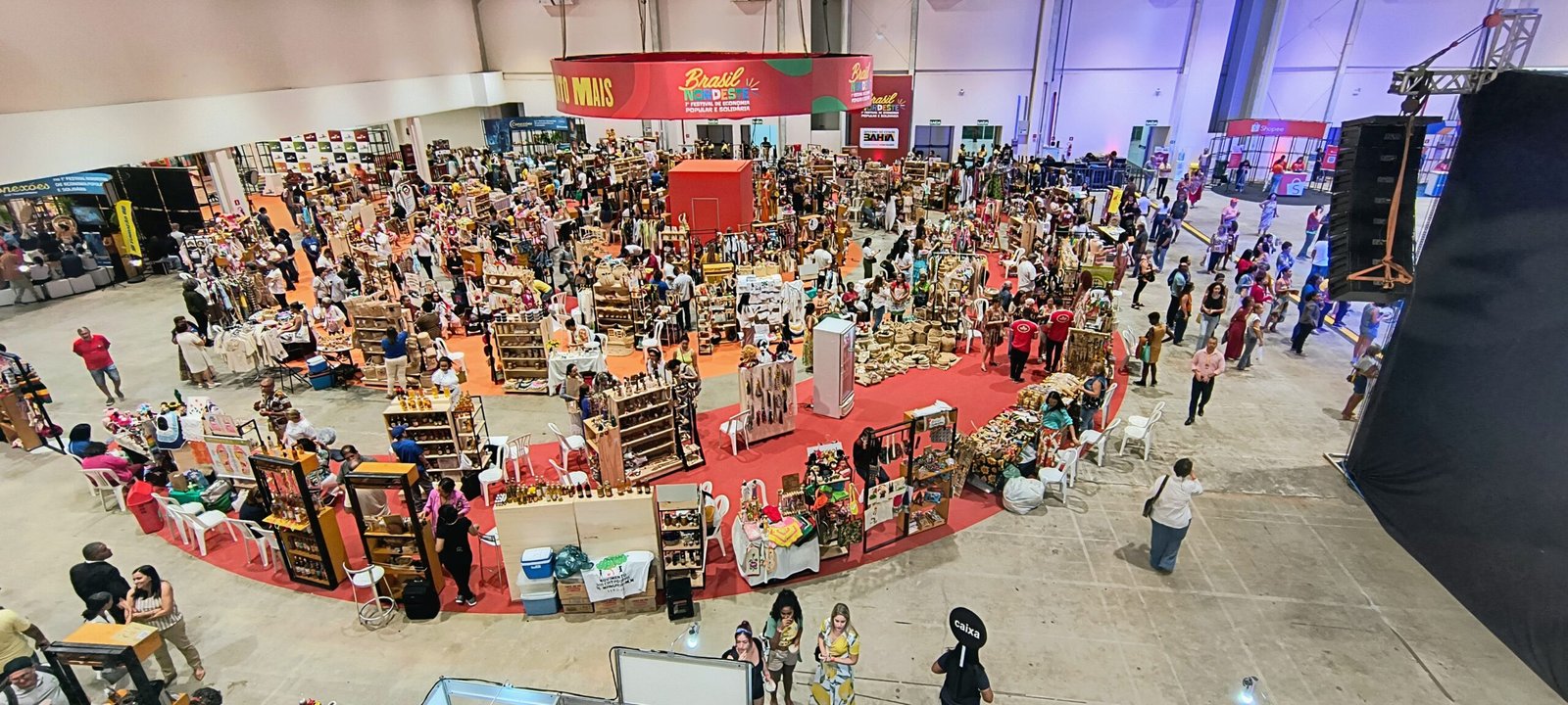 Stands de alta complexidade e cenografia para eventos corporativos premium executados pela Sanches Produções